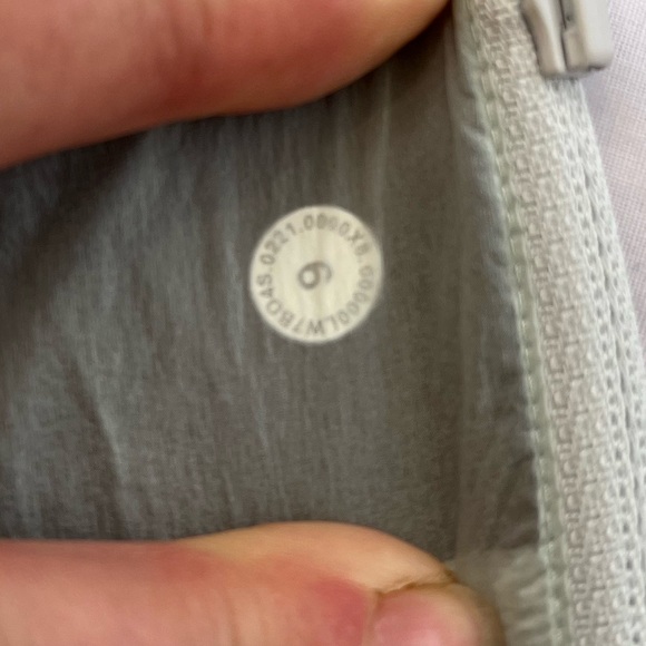 Lululemon shorts size 6 in excellent condition - Picture 6 of 9